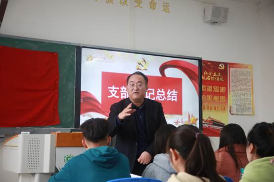 说明: E:\办公资料\照片与视频\菠菜资源平台大全工作图片\2020年\10月\15日——赵福菓副书记参加马院学生党支部党日活动\精选图片\AB3A0188.JPG