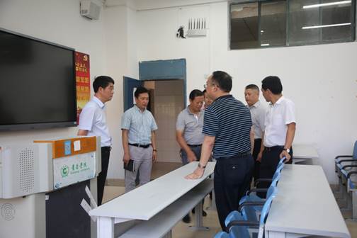 说明: E:\办公资料\照片与视频\菠菜资源平台大全工作图片\2020年\8月\27日——校领导检查学生寝室、食堂、超市、教室为开学作准备。\精选图片\AB3A0099.JPG
