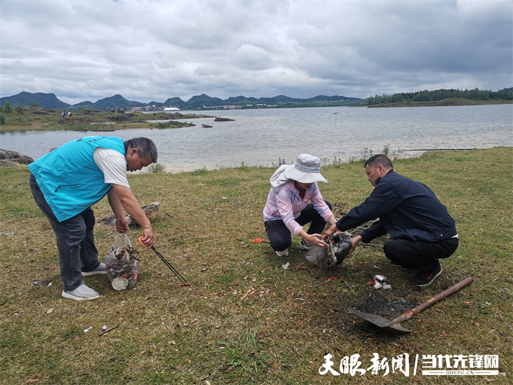 1688030159379277.jpg 和村支两委沿湖清理垃圾.jpg